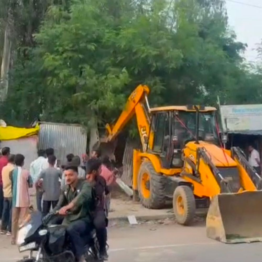 अमेठी में 4 अवैध गुमटियां तोड़ी गईं:मुंशीगंज चौराहे पर सरकारी जमीन खाली कराई, बनेगा सामुदायिक शौचालय