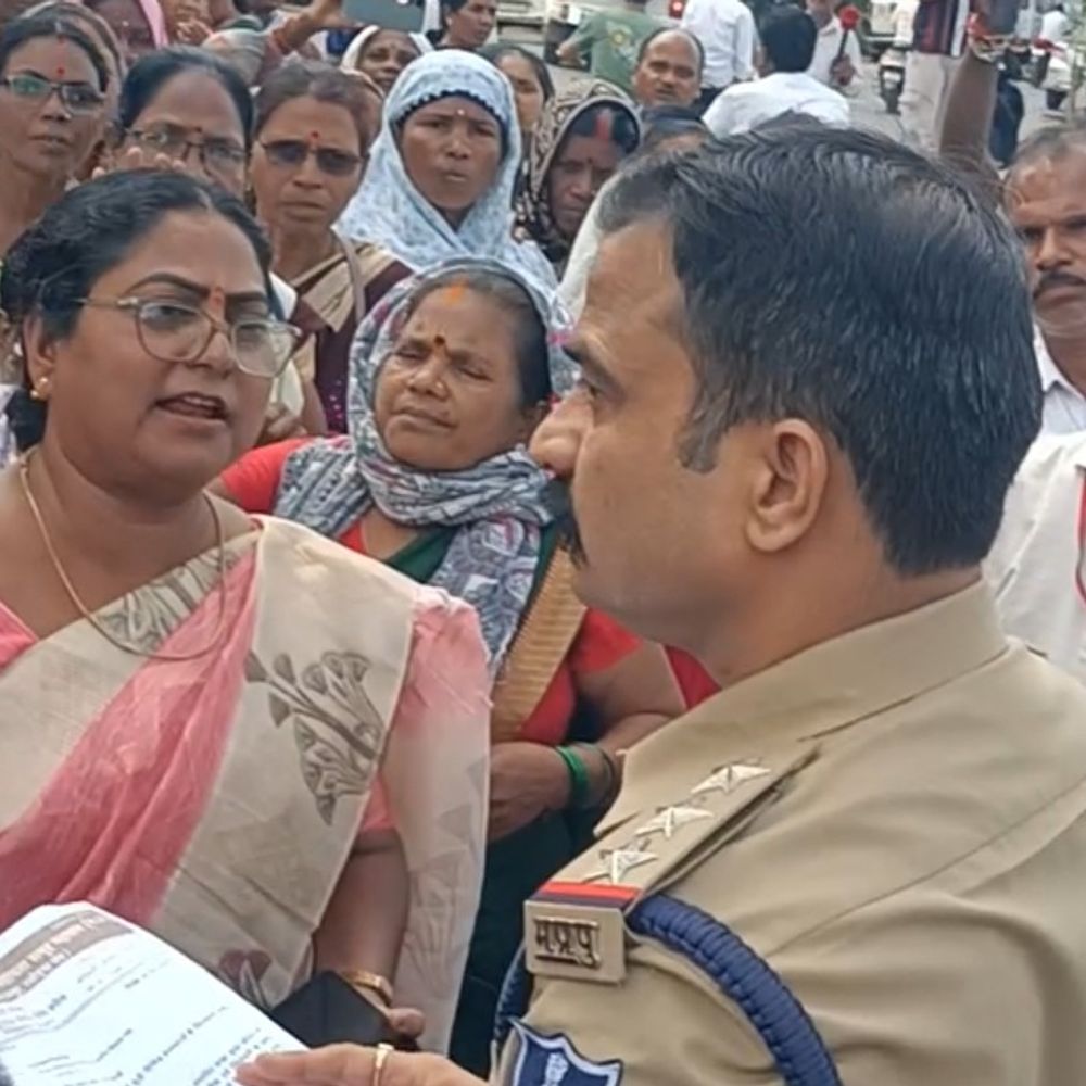महिला समूहों-रसोइया ने दी अनिश्चितकालीन चूल्हा बंद हड़ताल की चेतावनी:चार माह से नहीं मिला मानदेय, सड़क पर विरोध से ट्रैफिक हुआ जाम