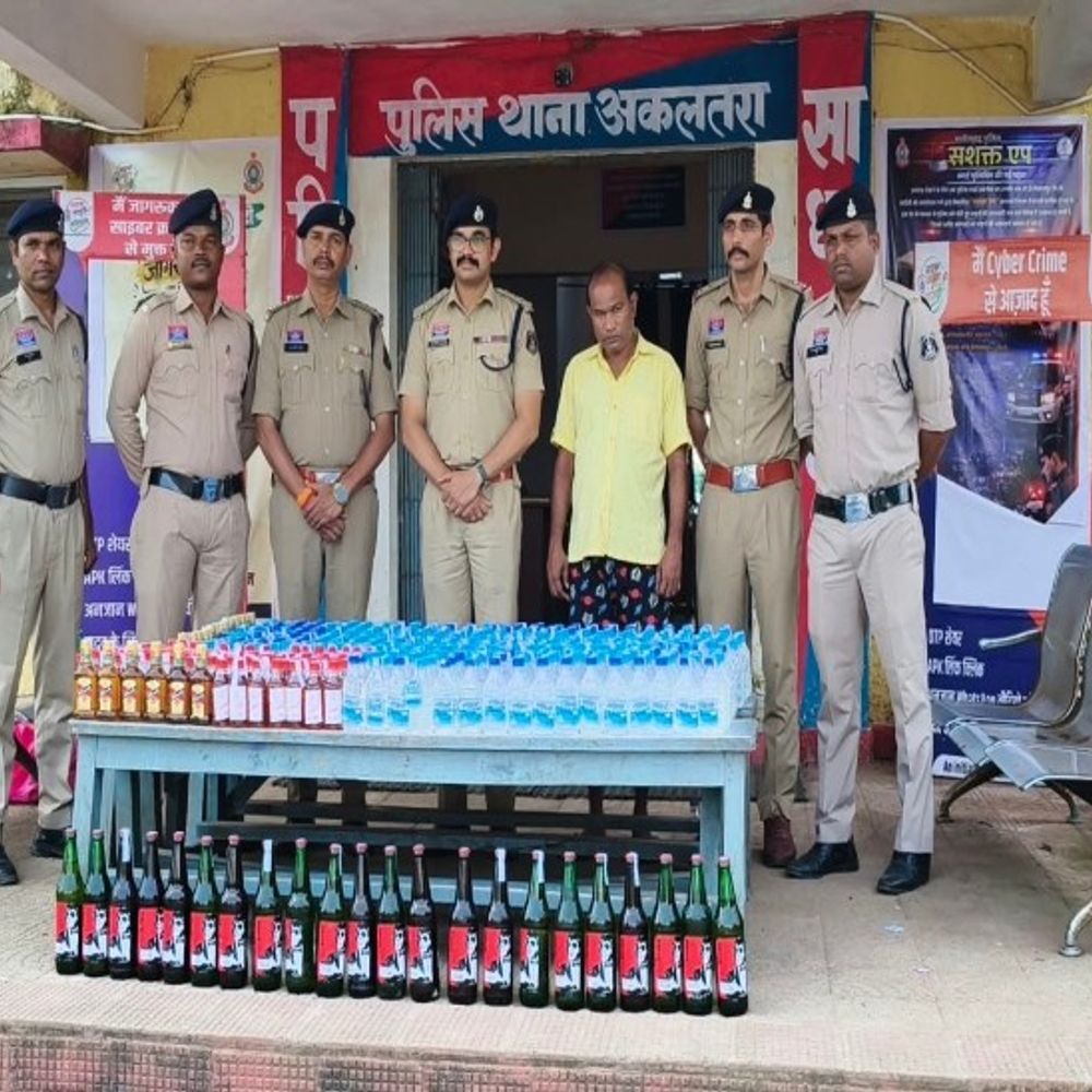 ड्राय-डे से पहले 184 लीटर शराब जब्त, आरोपी गिरफ्तार:घर के तहखाने और सीक्रेट कमरों में छिपाकर रखी थी; देसी-विदेशी शराब और बीयर बरामद
