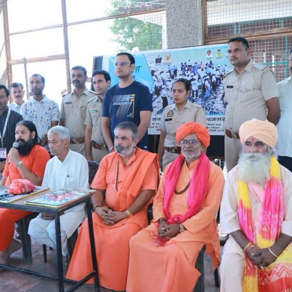 शुकतीर्थ में गंगा घाट पर स्वच्छता अभियान:स्कूली बच्चों ने की भारी सफाई, संतों ने दिया पर्यावरण संरक्षण का संदेश