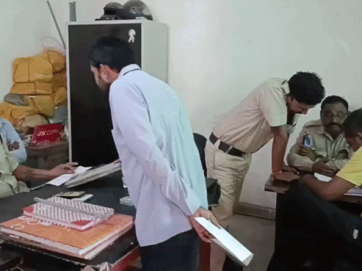 रीवा में तेज रफ्तार ट्रक ने पति-पत्नी को रौंदा:पति की मौके पर मौत, महिला की हालत गंभीर, आईसीयू में भर्ती