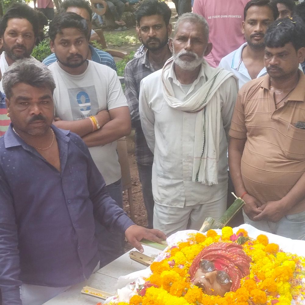 ललितपुर कांग्रेस के पूर्व जिलाध्यक्ष दुर्गा कुशवाहा की मौत:ललितपुर में हुआ अंतिम संस्कार, बेटे ने दी मुखाग्नि; हजारों लोग हुए शामिल