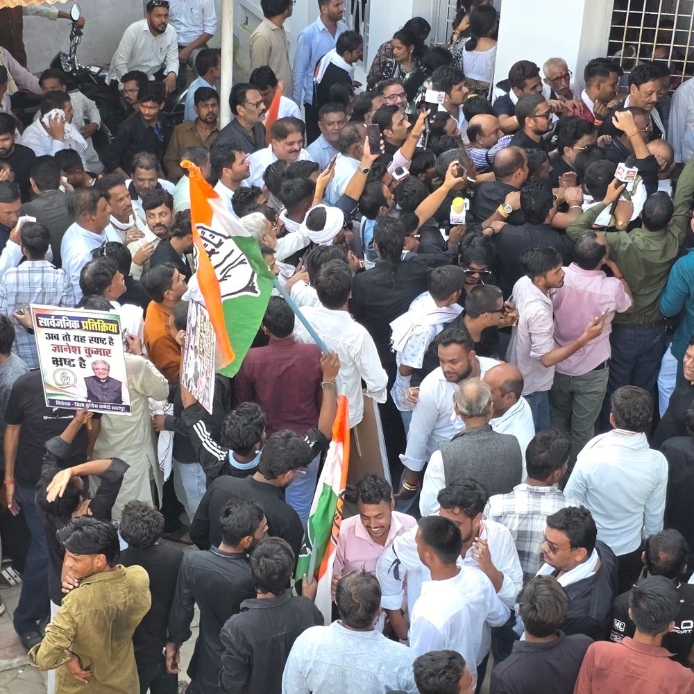 कांग्रेस ने मुख्य चुनाव आयुक्त के इस्तीफे की मांग की:छतरपुर में बैरिकेड्स तोड़कर कलेक्टर परिसर में घुसे कार्यकर्ता, जमकर नारेबाजी की