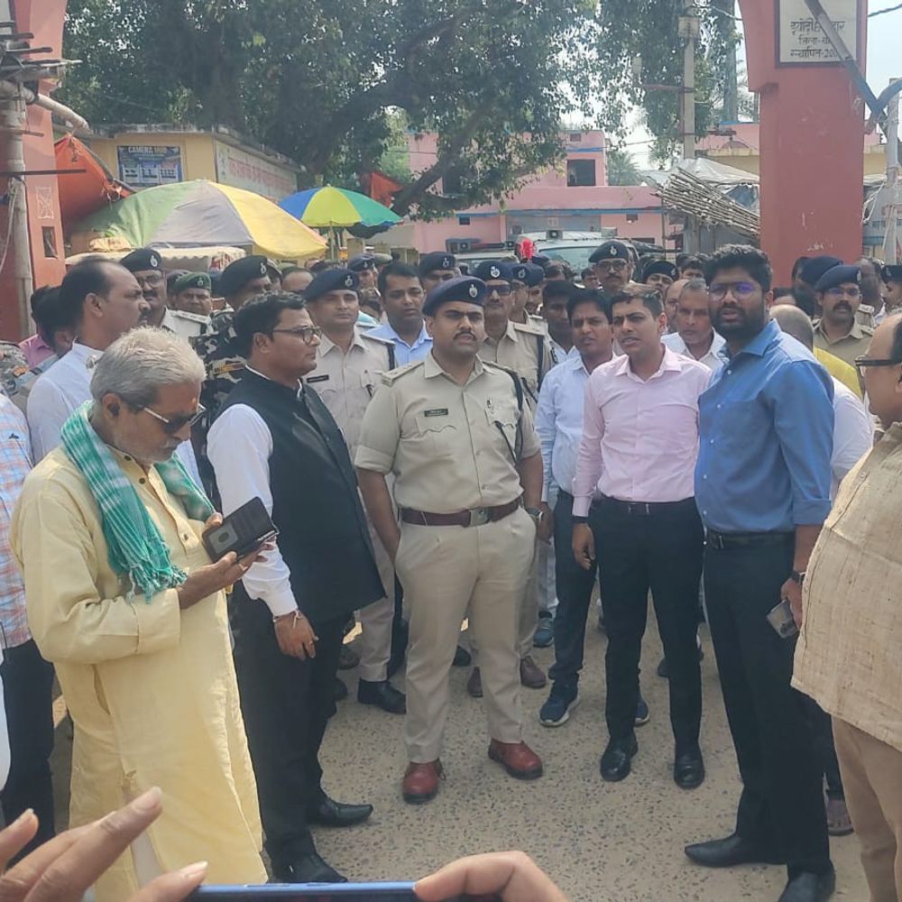 बांका के तेलडीहा मंदिर में दुर्गापूजा सुरक्षा का जायजा:DM-SP ने क्राउड कंट्रोल और सुरक्षित दर्शन के लिए दिए निर्देश