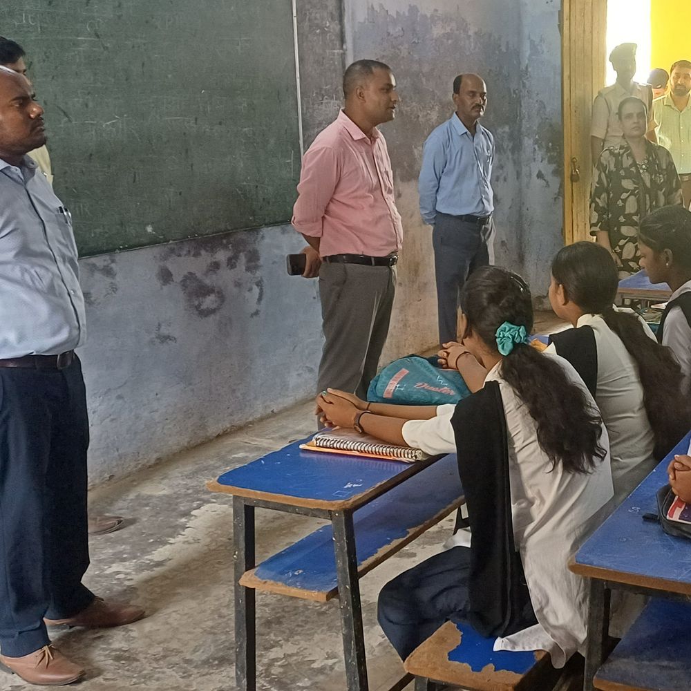 मुंगेर-SDO ने बच्चों से पूछा 'A+B का होल स्क्वायर':क्लासरूम में पहुंचे तो खुद पढ़ाने लगे; विद्यार्थियों से संवाद कर पढ़ाई की स्थिति समझी