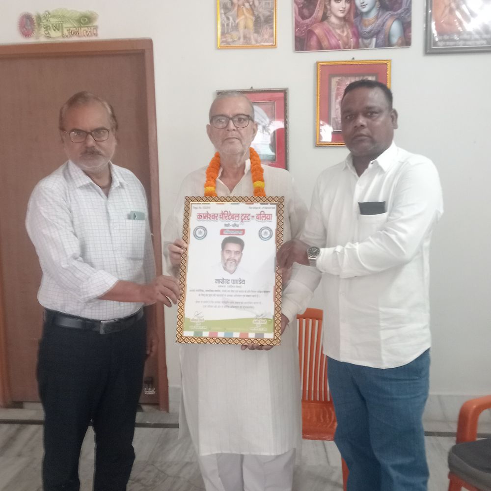 बलिया में में ट्रस्ट समाजसेवी को किया सम्मानित:जनहित की आवाज उठाने पर अभिनंदन, स्मृति चिन्ह व माल्यार्पण कर जताया आभार