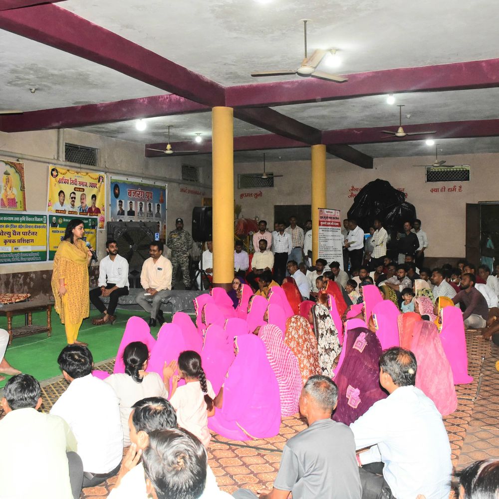 रात्री चौपाल में किसानों से उन्नत कृषि तकनीक अपनाने कहा:कलेक्टर बोलीं- किसानों को आर्थिक रूप से समृद्ध बनाने की कोशिश; HDPS-पशुपालन की जानकारी दी