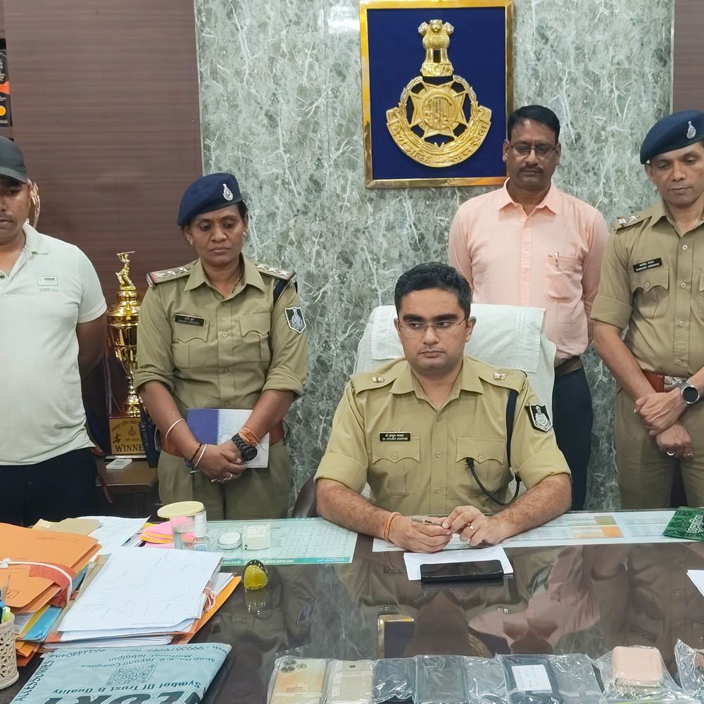 स्कूटी चुराकर पर्स और मोबाइल झपटने वाले युवक-नाबालिग गिरफ्तार:21 साल का युवक और 16 साल का नाबालिग पकड़ाए, 4 मोबाइल और नगदी बरामद