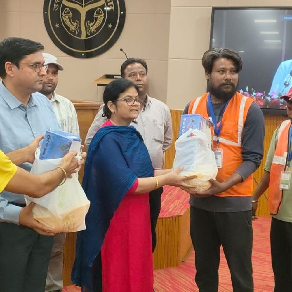 मथुरा में सफाई मित्रों को मिला सम्मान और सुरक्षा किट:स्वास्थ्य जांच के साथ सरकारी योजनाओं की जानकारी भी दी गई