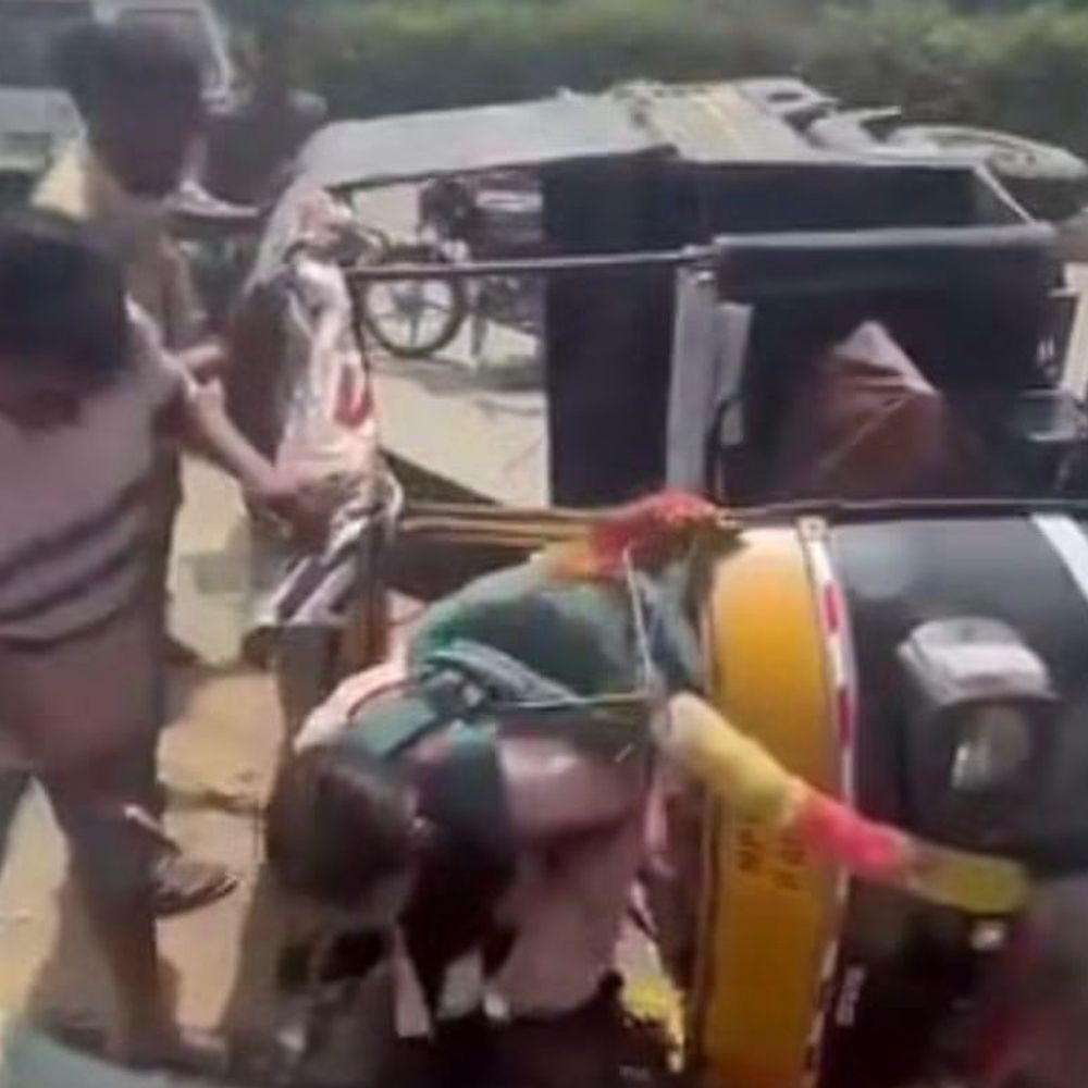सिंगरौली में दो ऑटो भिड़े:कॉलेज की दो छात्राओं समेत स्कूल के तीन बच्चे घायल, ई-रिक्शा तेज रफ्तार में था