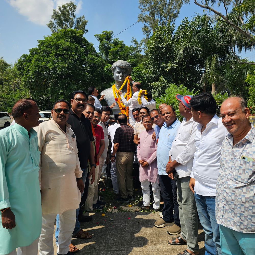 मंदसौर में भाजपा नेताओं ने माधवराव सिंधिया को श्रद्धांजलि दी:बंशीलाल गुर्जर बोले- देश और रेलवे के विकास में रहा योगदान