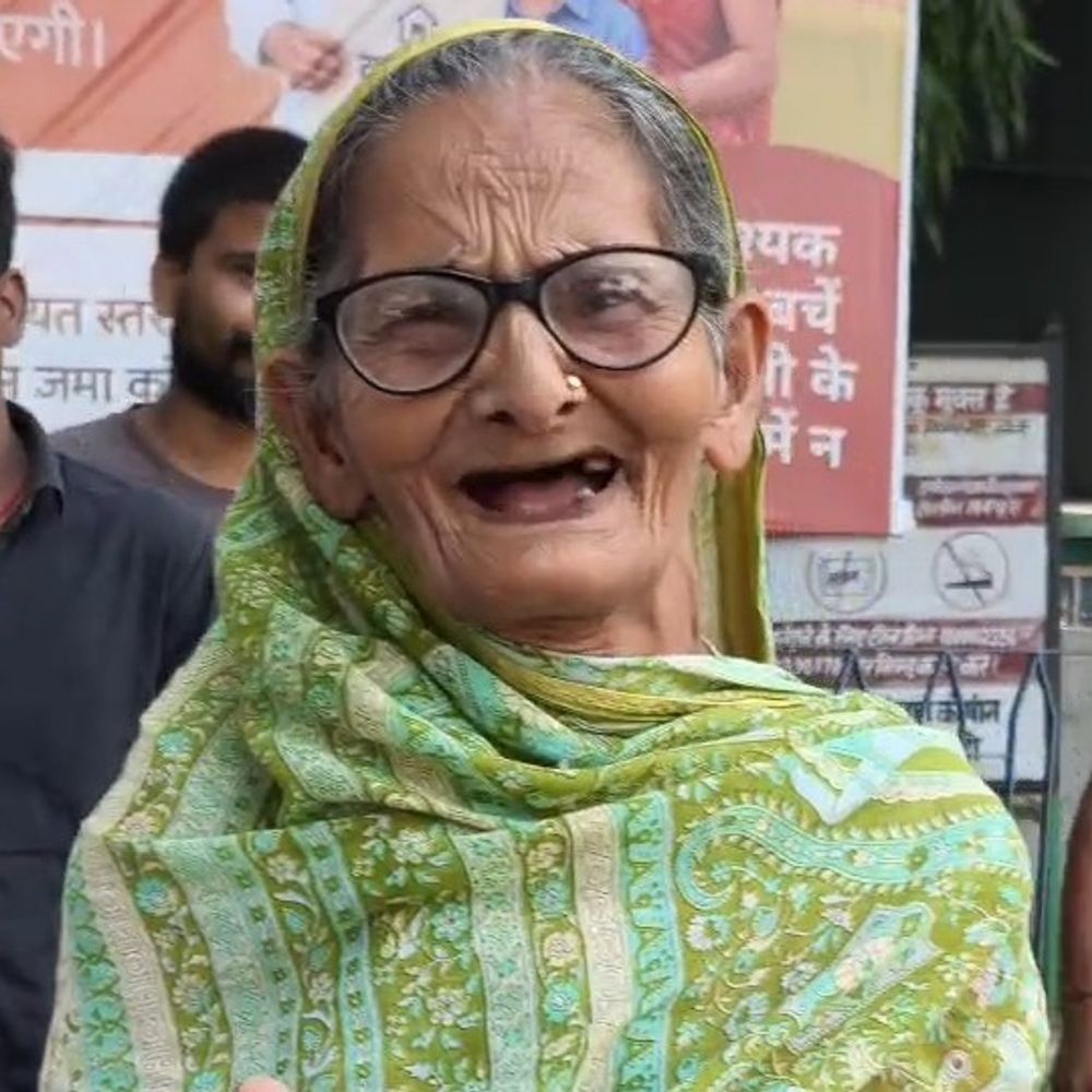 जमीनी विवाद में 80 साल की महिला का हाथ तोड़ा:सरपंच और बेटे पर निर्वस्त्र कर मारपीट का आरोप, FIR में आरोपों से संबंधित धाराएं नहीं