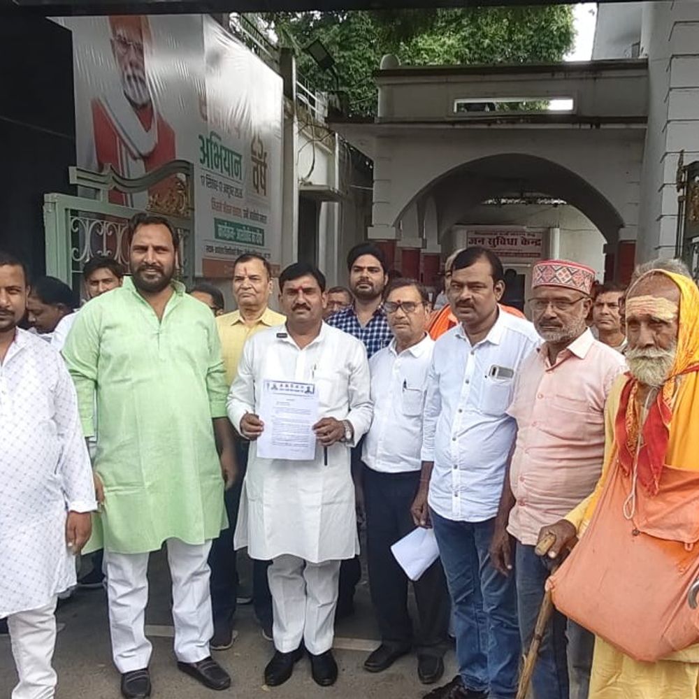 विधायक तूफानी सरोज के खिलाफ FIR की मांग:जौनपुर में ब्राह्मण महासभा ने सौंपा ज्ञापन