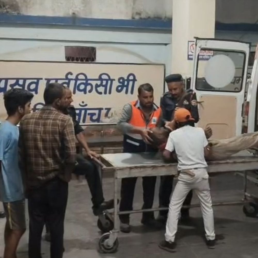 मैहर में सीमेंट फैक्ट्री में ट्रक से गिरकर क्लीनर घायल:कोयला खाली करने के बाद रस्सा-त्रिपाल बांधते वक्त पैर फिसला