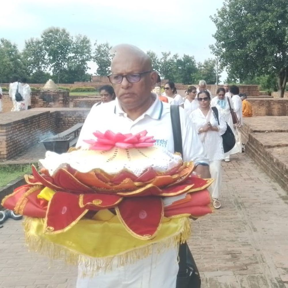 श्रीलंका के 40 बौद्ध अनुयायियों ने की फूल पूजा:श्रावस्ती के विपश्यना केंद्र में 100 बौद्ध भिक्षु संघ में हुए शामिल, शांति और एकाग्रता पर जोर
