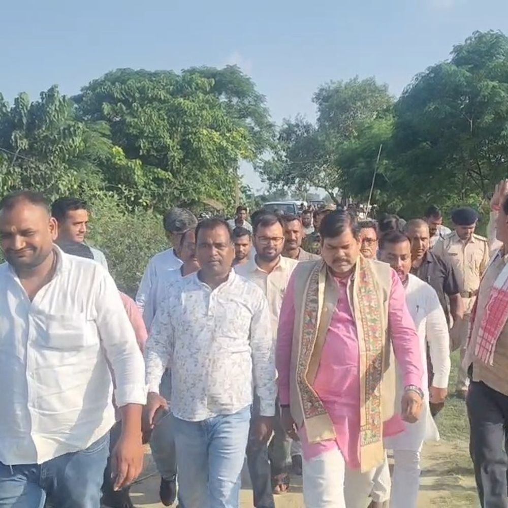शिक्षा मंत्री मिथिलेश तिवारी बाढ़ पीड़ितों के बीच पहुंचे:गोपालगंज में टूटे बांध का जायजा लिया, राहत-बचाव कार्य तेज करने के निर्देश