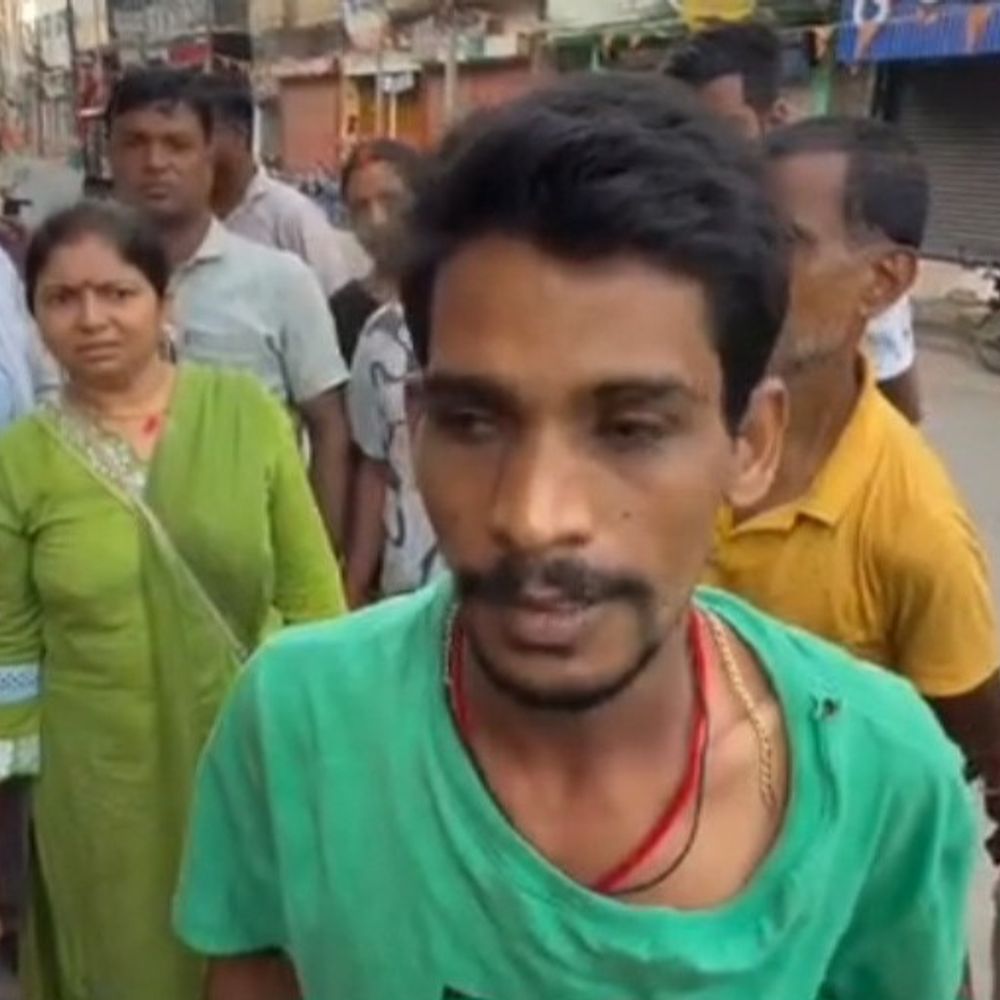 गयाजी- तीन दिनों से महिला का पीछा करने वाला धराया:भीड़ ने पकड़कर पीटा, हाथ जोड़कर आरोपी मांगता रहा माफी; पुलिस बोली- लिखित शिकायत पर होगी कार्रवाई