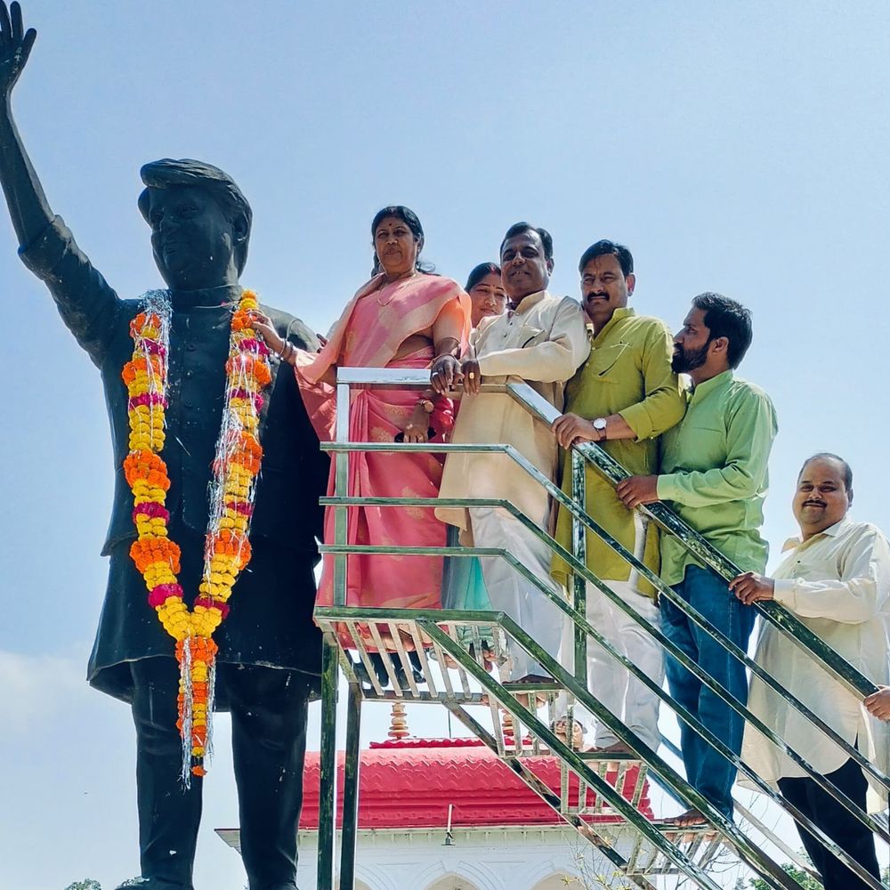 टीकमगढ़ में माधवराव सिंधिया की पुण्यतिथि पर श्रद्धांजलि:सर्किट हाउस में प्रतिमा पर माल्यार्पण, भाजपा नेता बोले- वे सच्चे जनसेवक थे