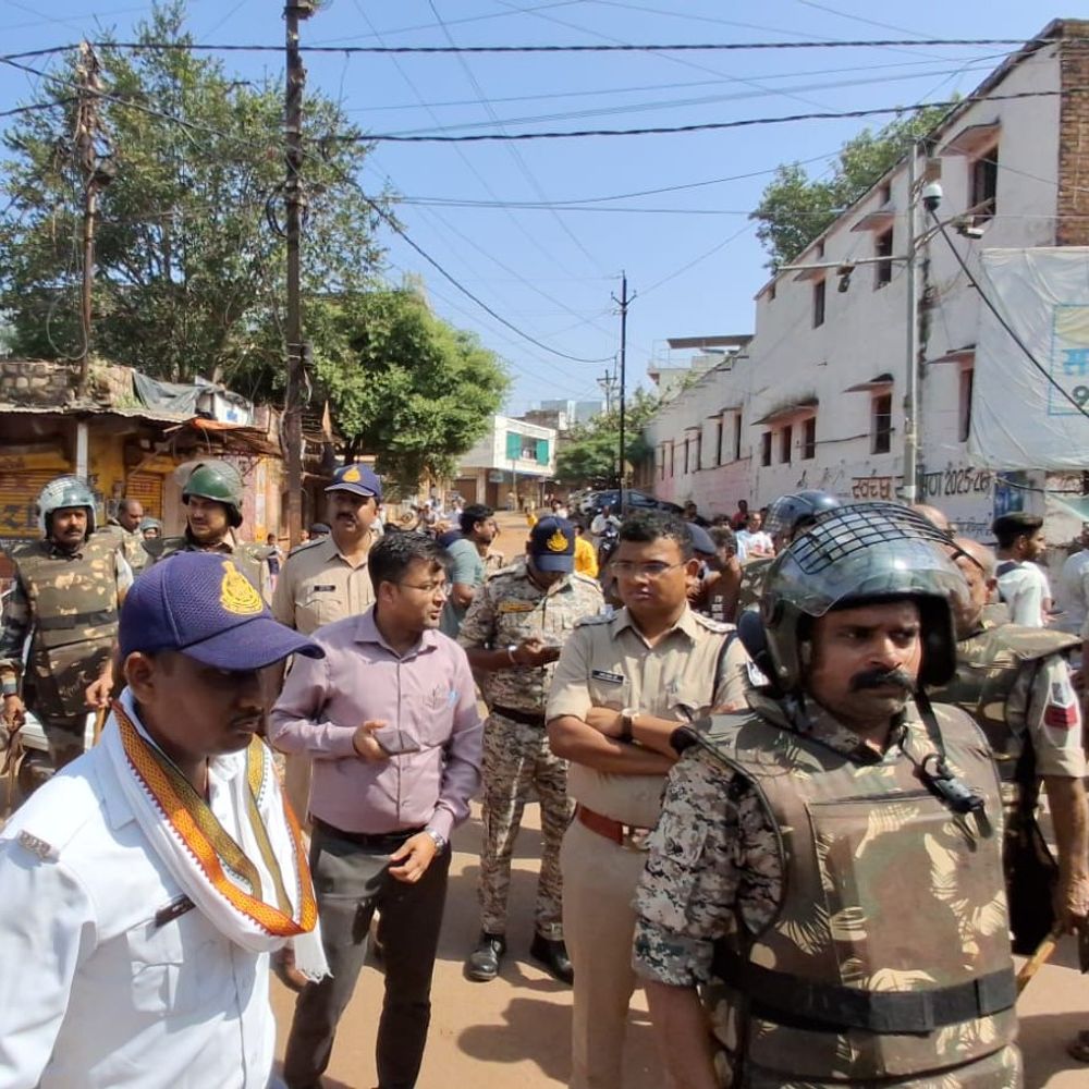 शिवपुरी में अतिक्रमण पर चला बुलडोजर:अस्पताल चौराहे से माधव चौक तक अभियान, कोर्ट रोड चौड़ी हुई