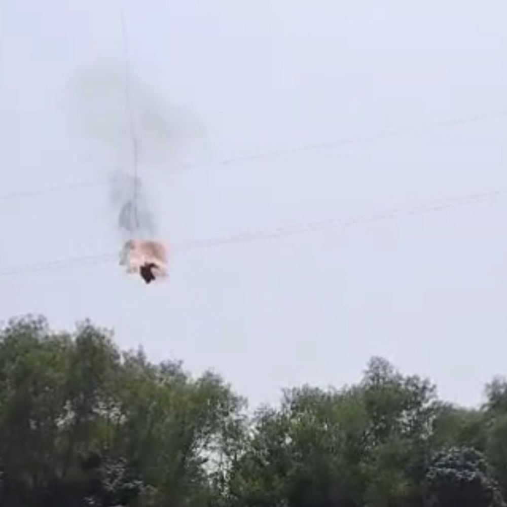 मछली पकड़ने के जाल से 11 KV लाइन में फॉल्ट:सतना में 40 मीटर चौड़ी नदी के बीच फंसा जाल: ड्रोन से पहुंचाई आग से काटा