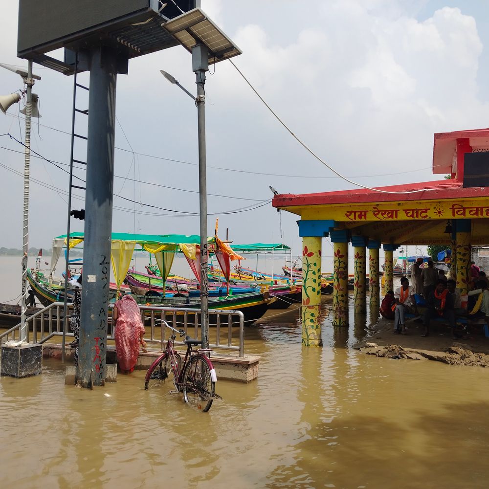 बक्सर में 3cm प्रति घंटा बढ़ रहा गंगा का जलस्तर:59.09 मीटर पहुंचा, रामरेखा घाट की सीढ़ियां डूबीं