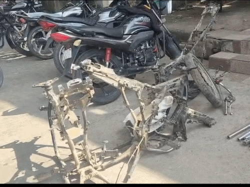 चोर गिरोह का पर्दाफाश, चोरी की 11 बाइक बरामद:एक आरोपी गिरफ्तार, दो फरार; कबाड़ी गोदाम मालिक को लिया हिरासत में
