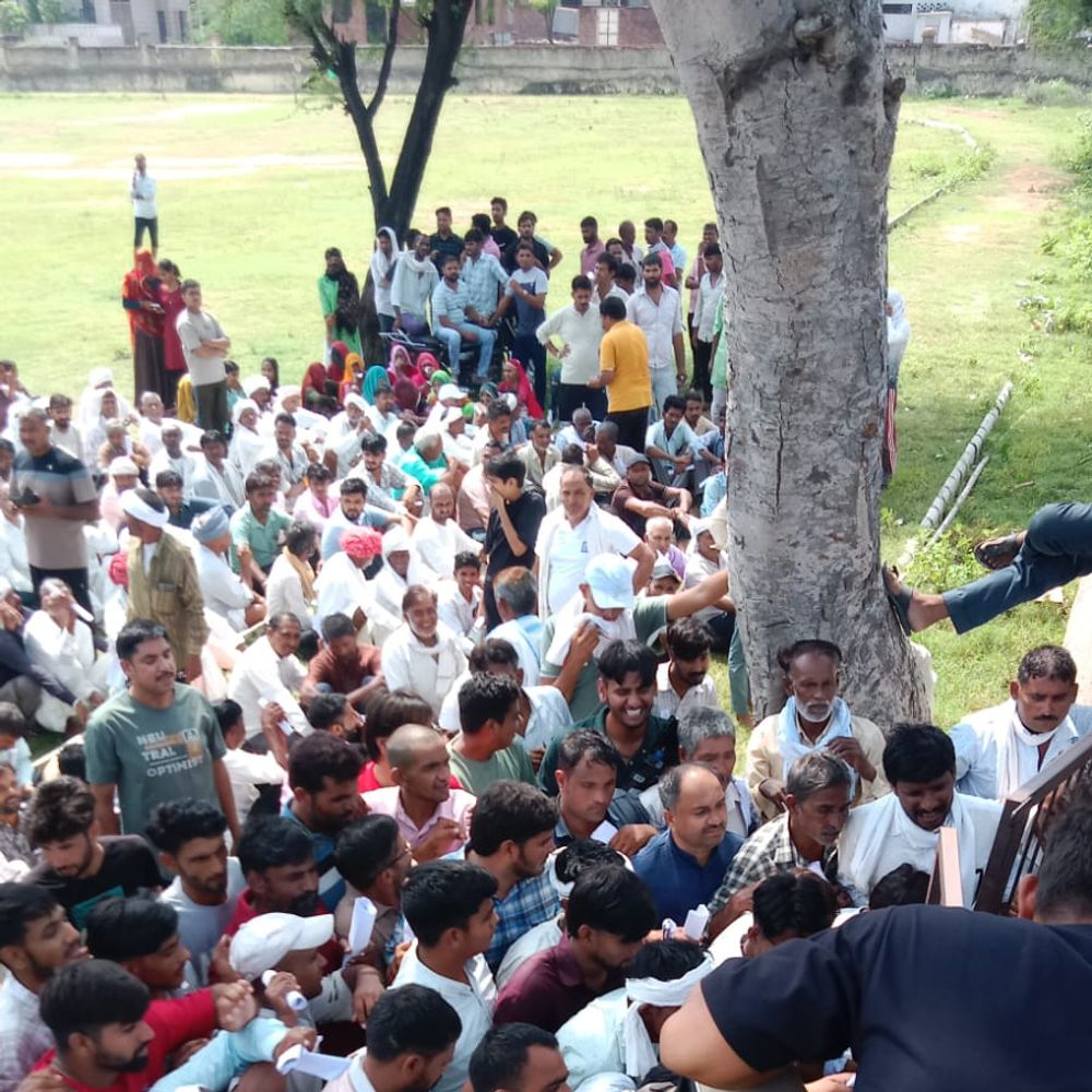 सुबह 9 बजे से बंटना थी खाद, दोपहर 2 बजे भी नहीं मिला तो गुस्साए किसान, पुलिस बुलानी पड़ी