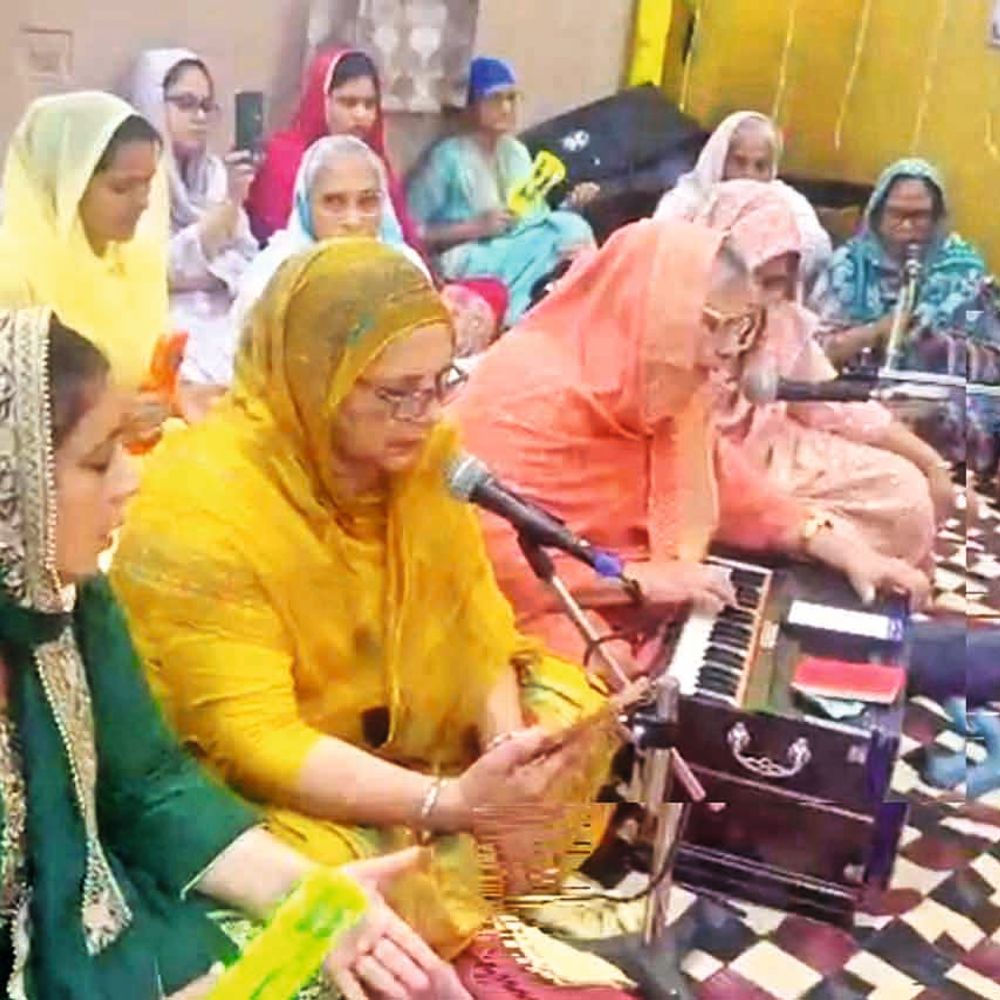 श्री सुखमनी साहिब के पाठ के बाद स्त्री सत्संग सभा ने किया कीर्तन