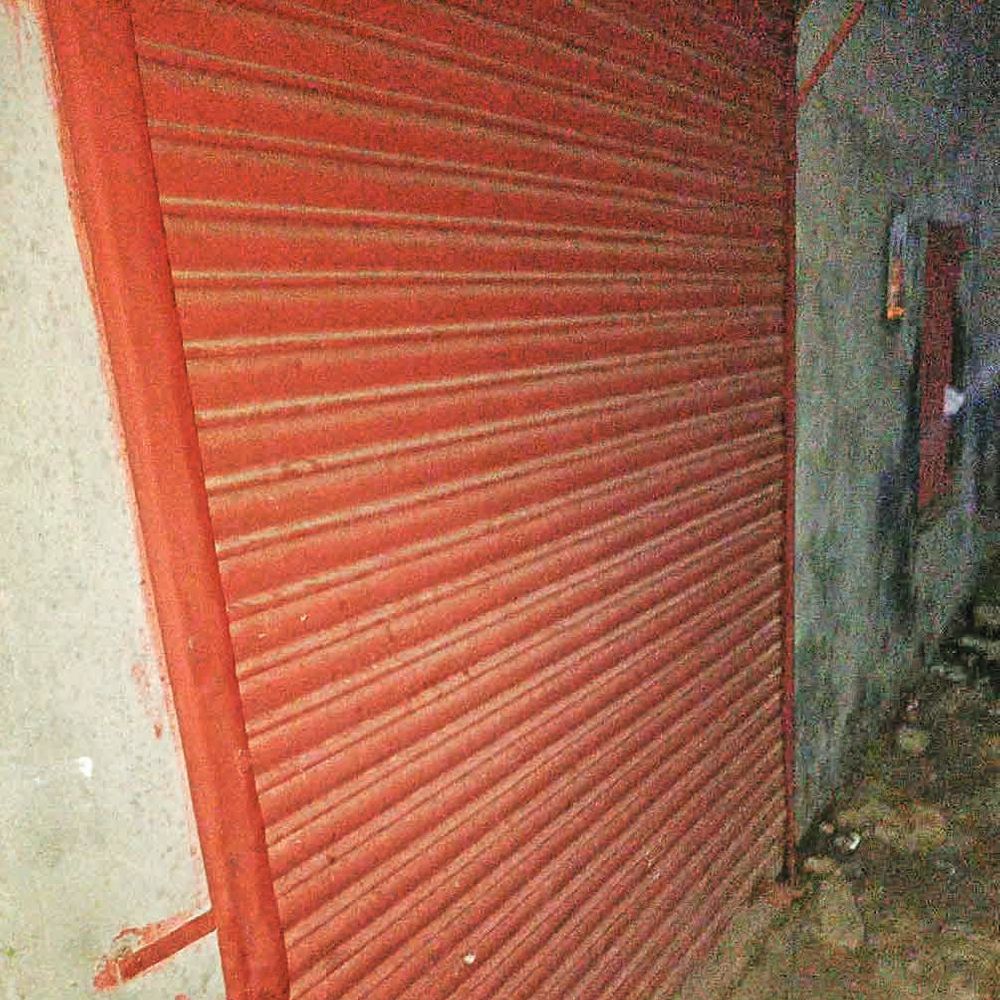 स्टेशन के सामने पुरानी चुंगी वाली निगम की जमीन पर पिलर-गेट बनवा कब्जे की तैयारी