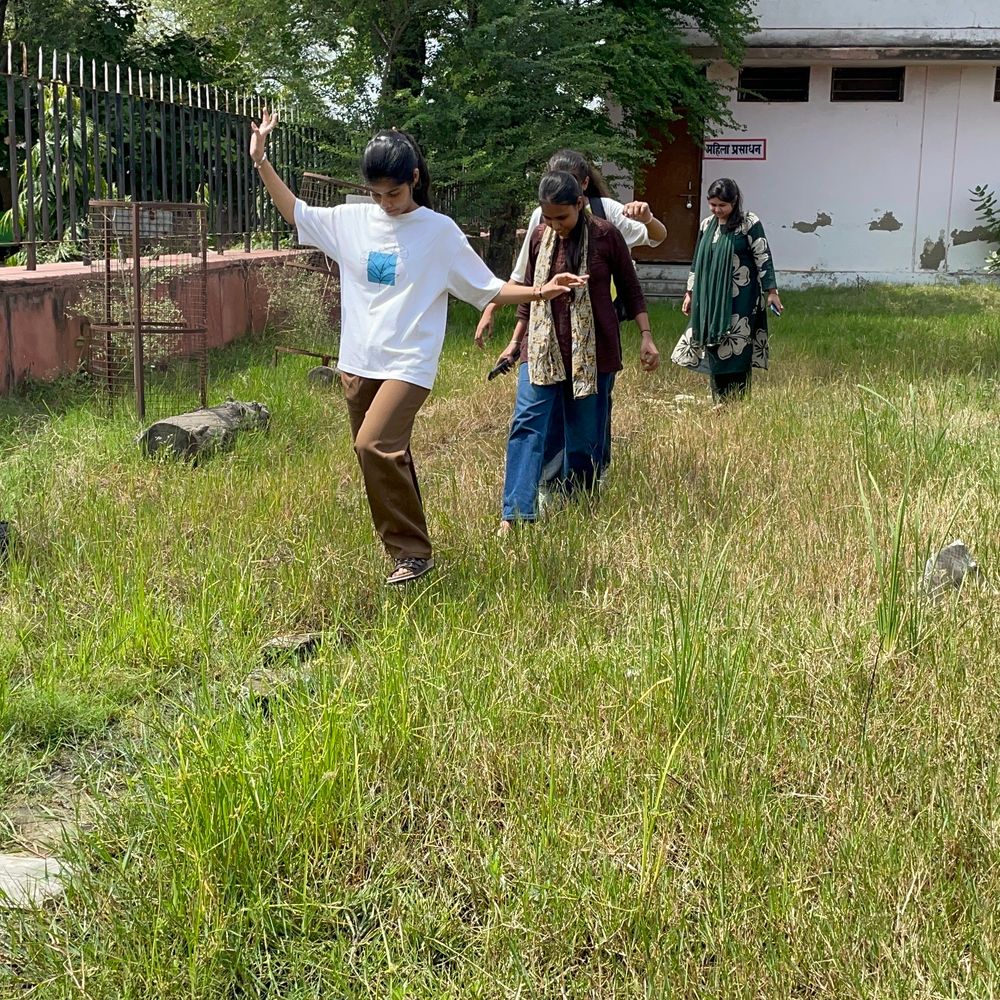 कॉलेज में पढ़ाई के बीच परेशानी: वॉशरूम में गंदगी, रास्ते में पानी व उगी घास से परेशानी