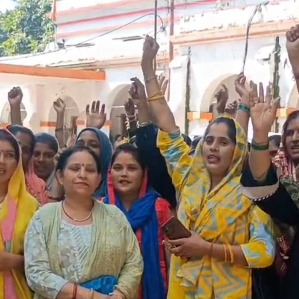 बिजनौर में बीसी सखी महिलाओं ने कलेक्ट्रेट पर प्रदर्शन किया:मुख्यमंत्री के नाम प्रशासन को सौंपा ज्ञापन, मासिक मानदेय 10 हजार करने की मांग