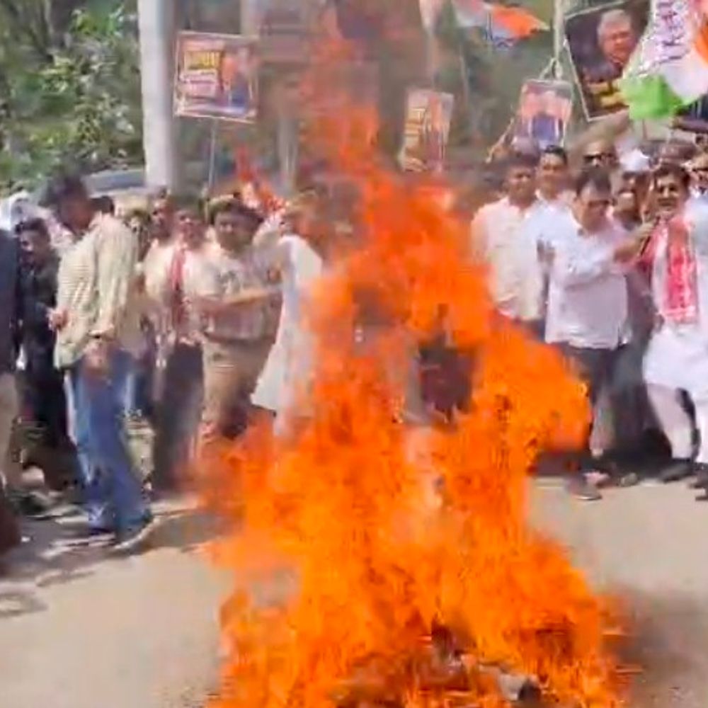 सीधी में कांग्रेस ने CEC का पुतला फूंका:इस्तीफे और गिरफ्तारी की मांग, चुनाव आयोग पर लगाए गंभीर आरोप