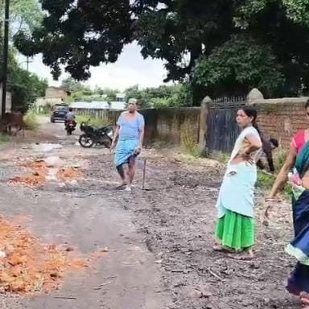 झाबर के ग्रामीणों ने खुद सुधारी कीचड़ भरी सड़क:सरपंच की निष्क्रियता से परेशान होकर रास्ता चलने लायक बनाया,उप-सरपंच, वार्ड पंच भी साथ आए