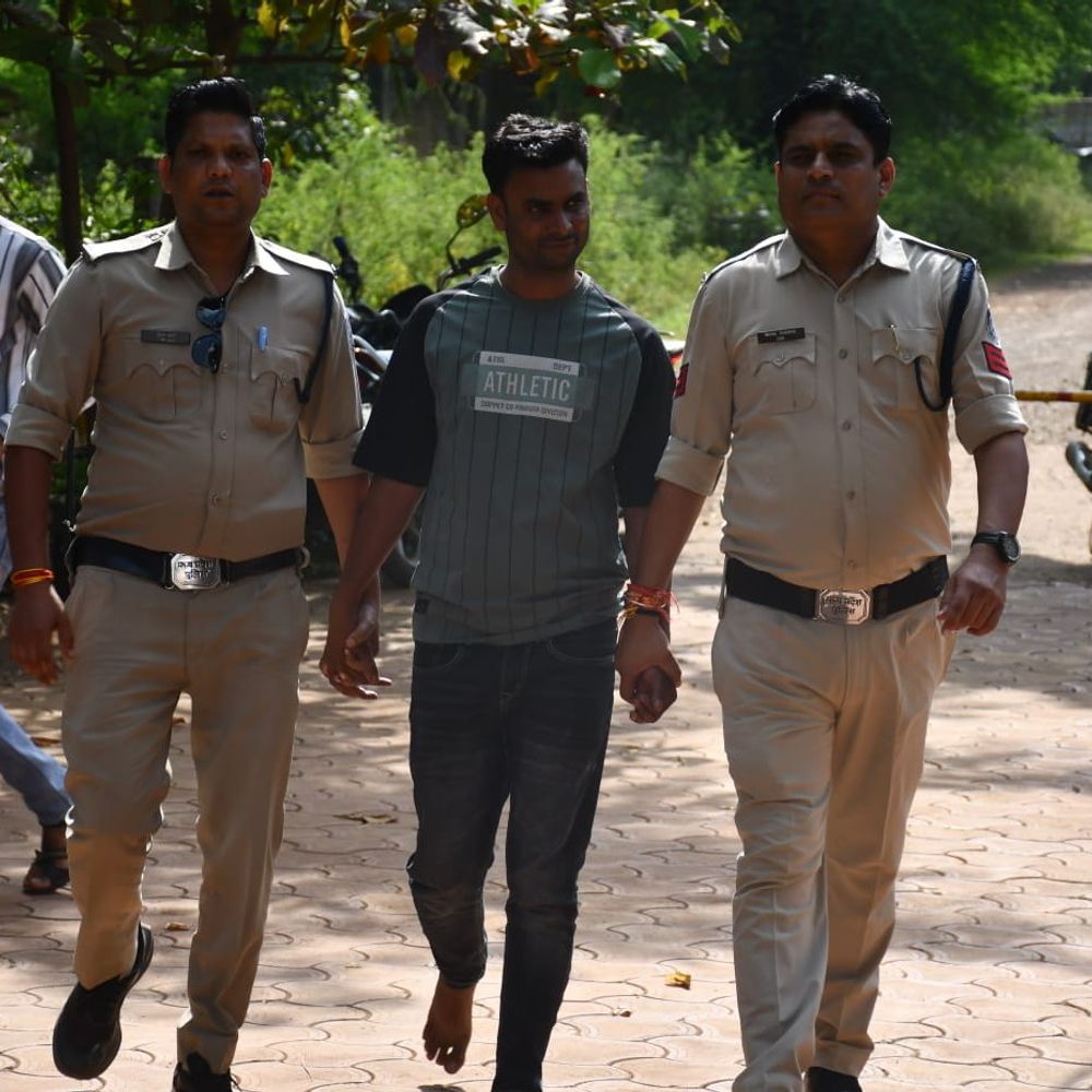 दस्तावेजों से बैंक खाता खुलवाकर लाखों का लेन-देन, एक गिरफ्तार:पीड़ित की सहमति बिना एक्सिस बैंक में खाता खुला, दूसरा नामजद आरोपी आउटसोर्स कर्मचारी फरार