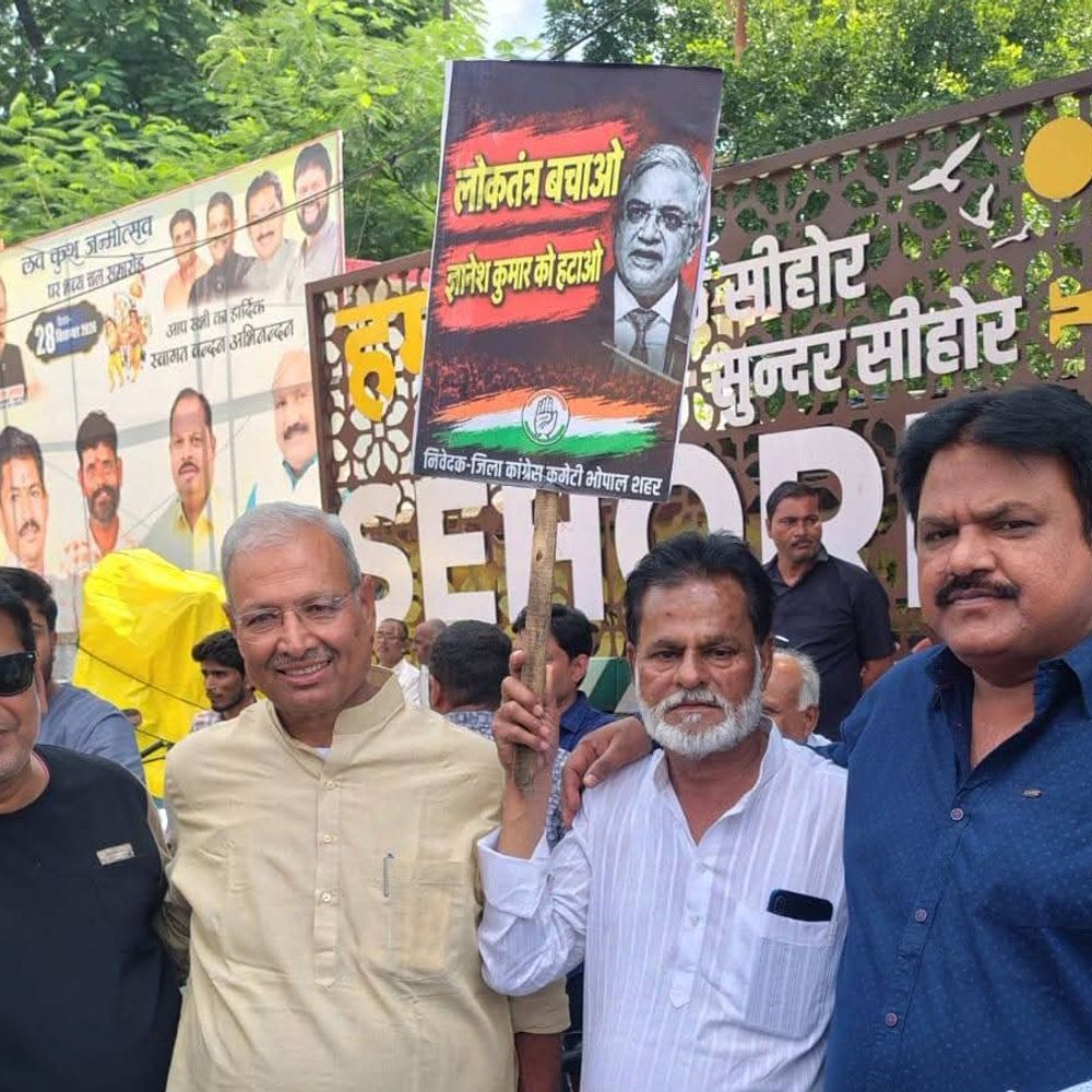 सीहोर में CEC ज्ञानेश कुमार के इस्तीफे की मांग:कांग्रेस का पैदल मार्च, मतदाता सूची पर सवाल उठाकर राष्ट्रपति के नाम ज्ञापन सौंपा