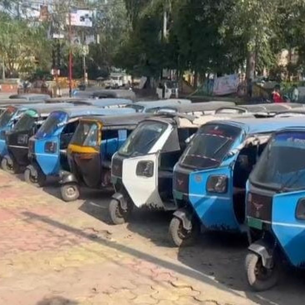 मोंट्रा इलेक्ट्रिक ऑटो एजेंसी बंद, 100 से अधिक उपभोक्ता परेशान:सर्विसिंग के लिए दूसरे जिले जाना पड़ेगा, चालकों ने कलेक्टर से लगाई गुहार