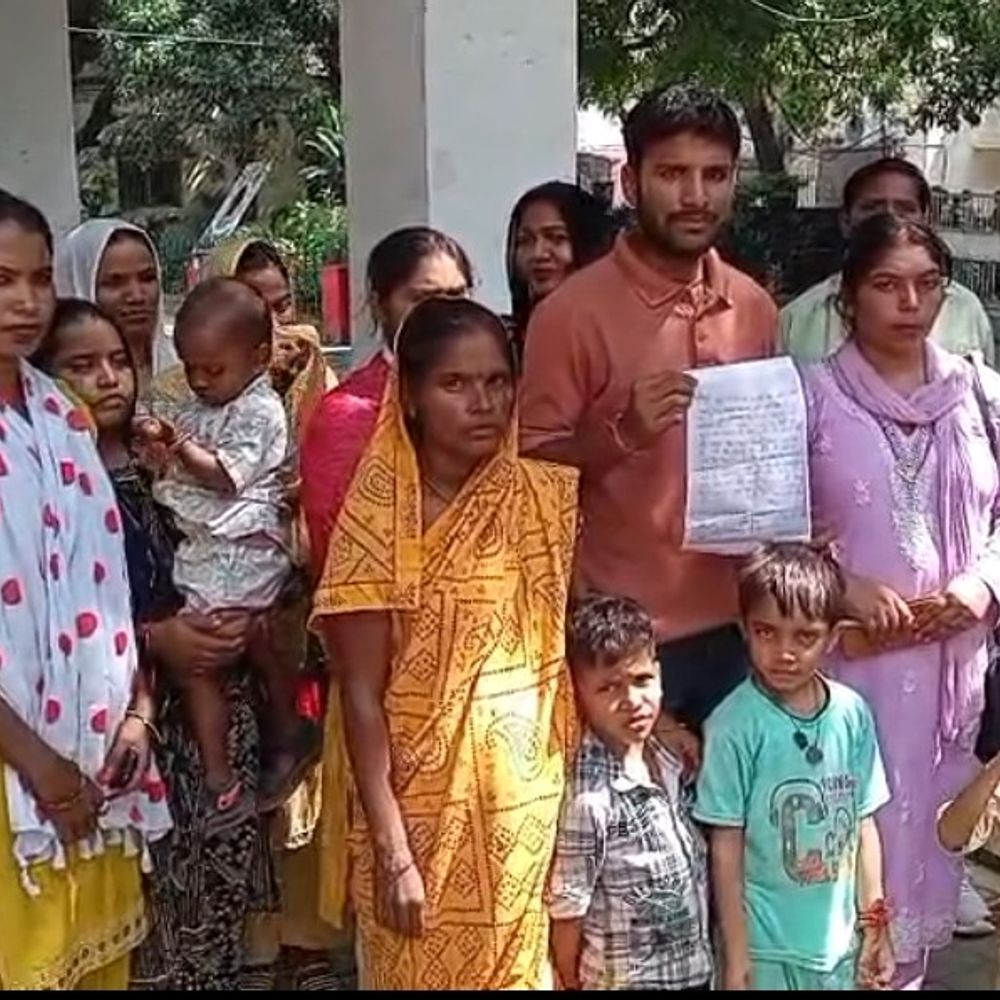मिर्जापुर में बिना आवंटन कांशीराम आवास पर कब्जा:अतिक्रमण के कारण बिजली कटी, 50 परिवारों ने डीएम से लगाई पानी-बिजली की गुहार