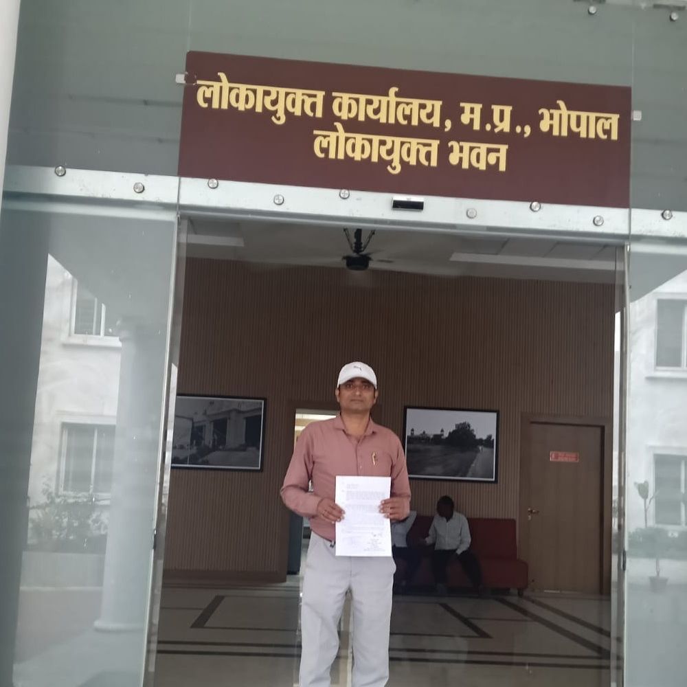 निलंबित अधिकारी पर प्रमोशन-पेमेंट के आदेश जारी करने का आरोप:शिवपुरी में RTI कार्यकर्ता ने लोकायुक्त में की शिकायत, अब समिति करेगी जांच