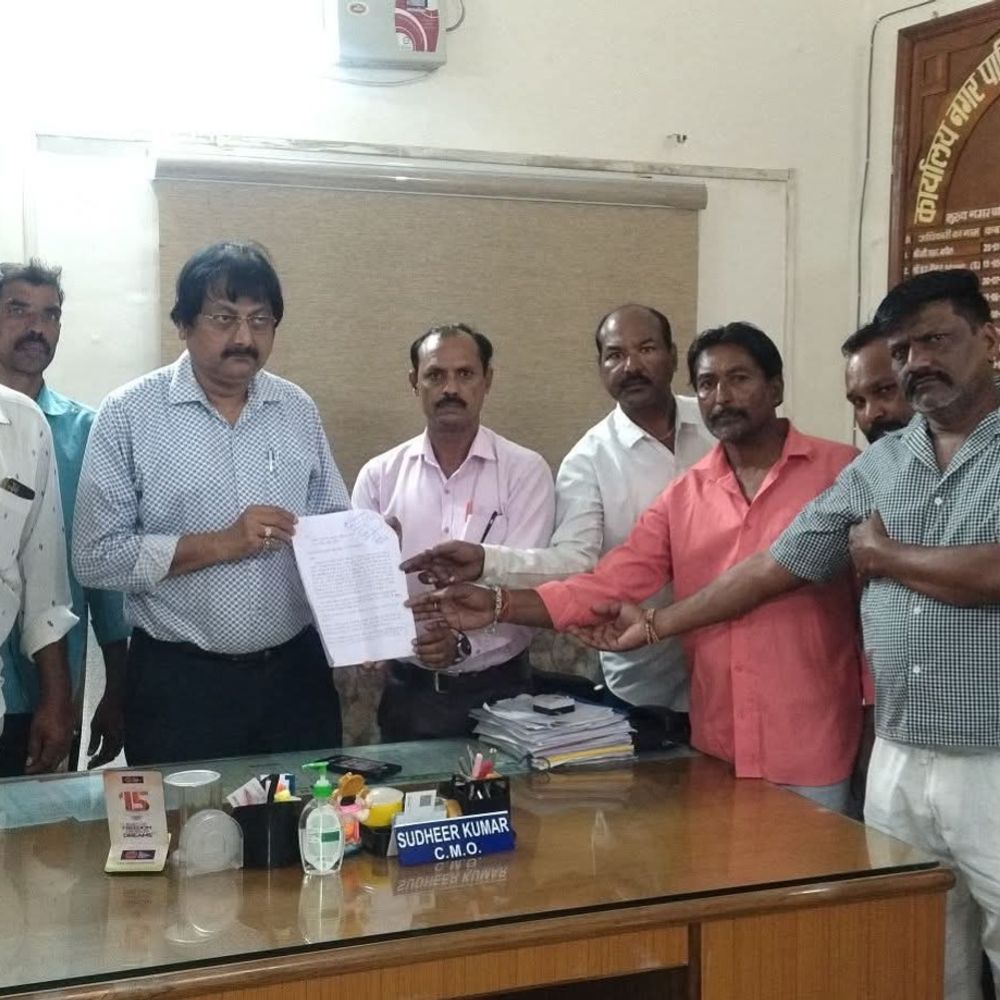 नगरपालिका कर्मचारियों एक महीने से नहीं मिला वेतन:CMO को ज्ञापन सौंपा; GPF-EPF जमा कराने की मांग
