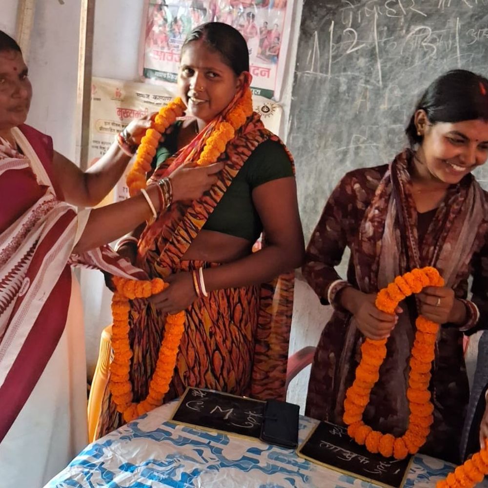 शेखपुरा में आंगन मिलन और पोषण माह का आयोजन:सेविका-सहायिकाओें को सम्मानित किया, फल-चॉकलेट बांटे गए