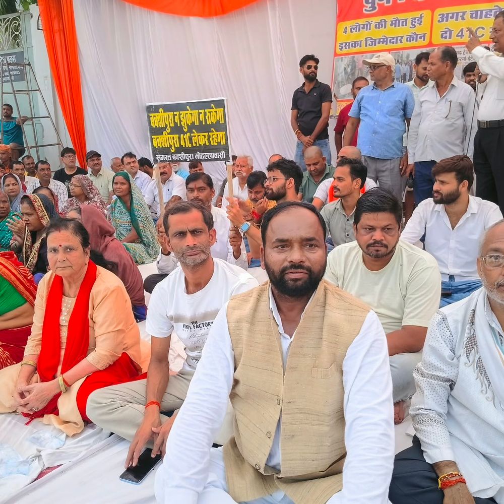 बक्शीपुरा में रेलवे गेट 41सी खोलने को लेकर प्रदर्शन:लोगों ने ओवरब्रिज के पास धरना दिया, रेल मंत्री को भेजा पत्र