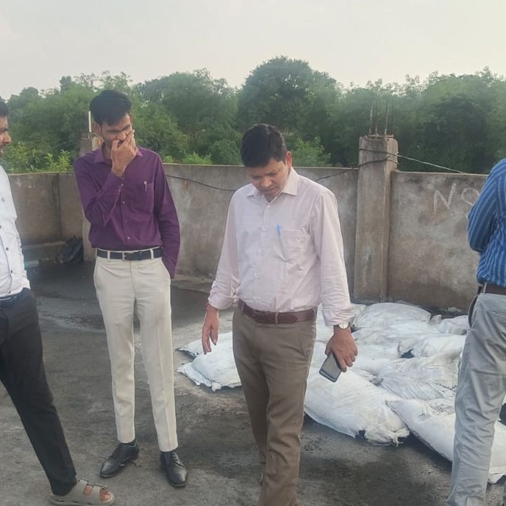 ललितपुर में नकली खाद बनाने का भंडाफोड़:217 बोरियां नकली खाद मिलीं, डीएपी की खाली बोरियां भी बरामद, दो लोग फरार