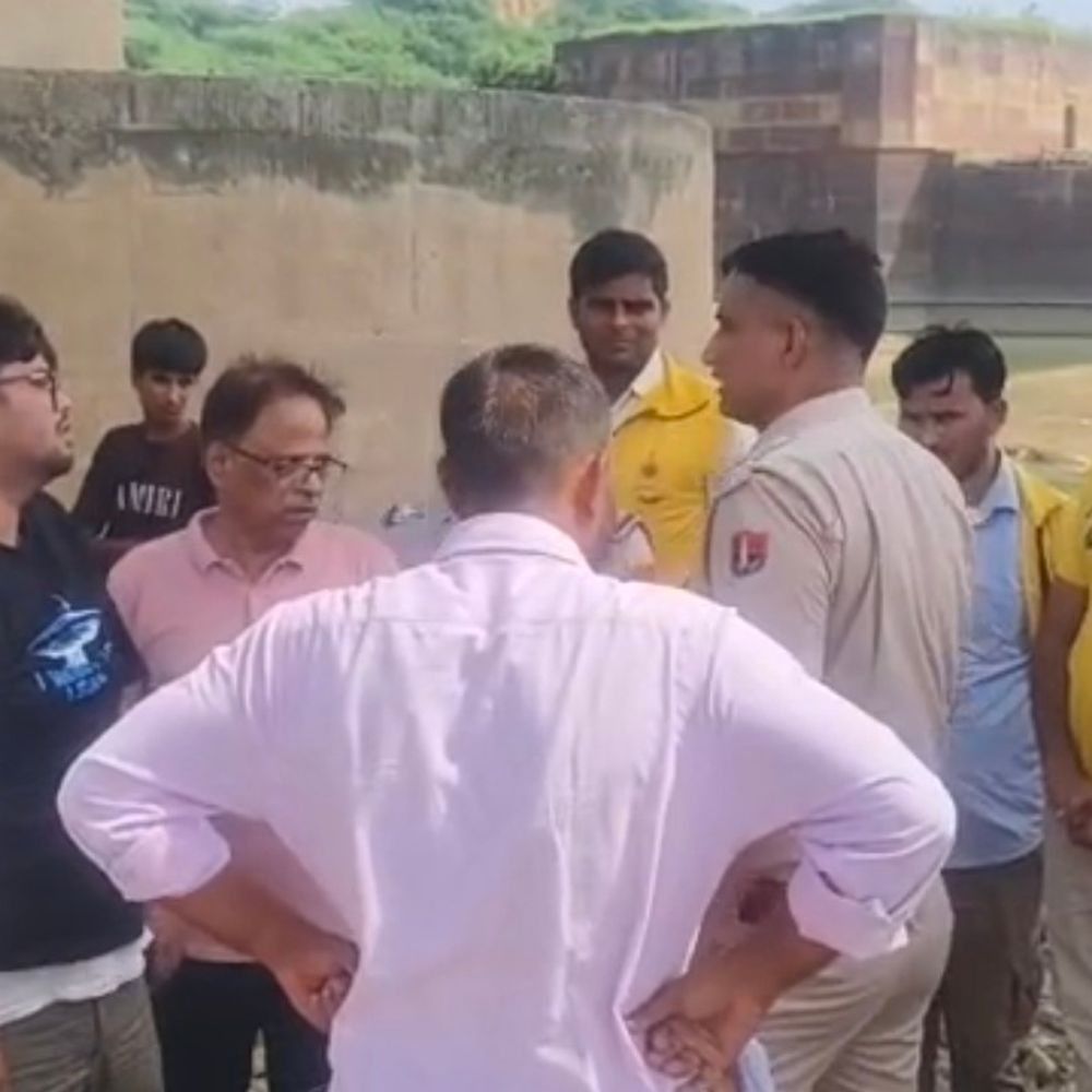 पितरों को तर्पण करने गए पटवारी चंबल नदी में डूबे:पैर फिसलने से हुआ हादसा, गोताखोरों की मदद से तलाश जारी