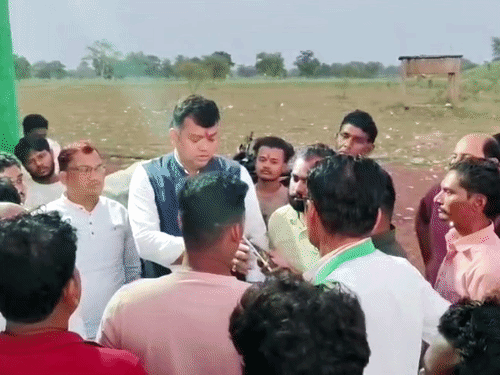 ओवररेटिंग की शिकायत पर विधायक संदीप साहू संडी पहुंचे:आबकारी निरीक्षक से गोवा-बियर का रेट पूछा, बोले- तय रेट से ज्यादा लिया तो होगी कार्रवाई