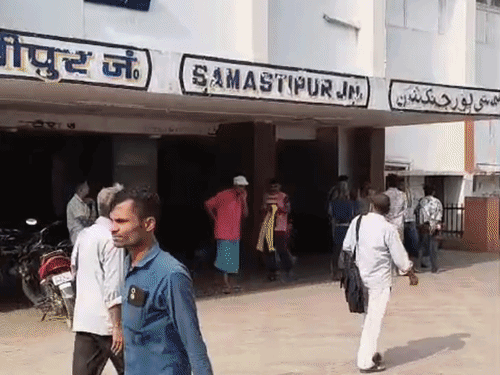 समस्तीपुर- वैशाली एक्सप्रेस में महिला यात्री से चेन स्नेचिंग:सेकेंड एसी में 8 बदमाशों ने वारदात को दिया अंजाम, पति संग गाजियाबाद जा रही थी