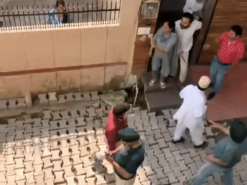 पार्षद के साथी पर तलवार से हमले का वीडियो वायरल:वीडियो में युवक तेजधार हथियार से हमला करता दिखा, पुलिस बोली- पुष्टि नहीं हुई, जांच करेंगे