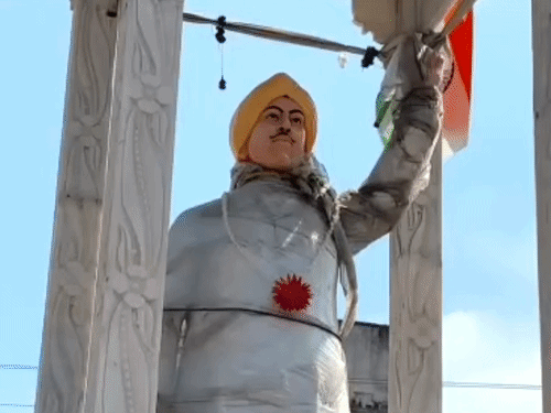 भगत सिंह की डेढ़ साल से कवर में ढकी प्रतिमा:यमुनानगर में युवकों ने रात में हटाया कवर; लगाए ‘जय हिंद-जय भारत’ के नारे