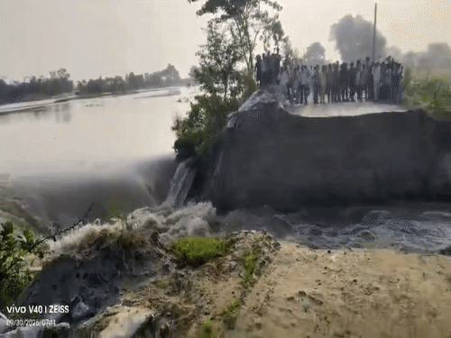 बैकुंठपुर के शीतलपुर में रिंग बांध टूटा:गोपालगंज के 12 गांवों में घुसा बाढ़ का पानी, लोगों से ऊंचे स्थानों पर जाने की अपील