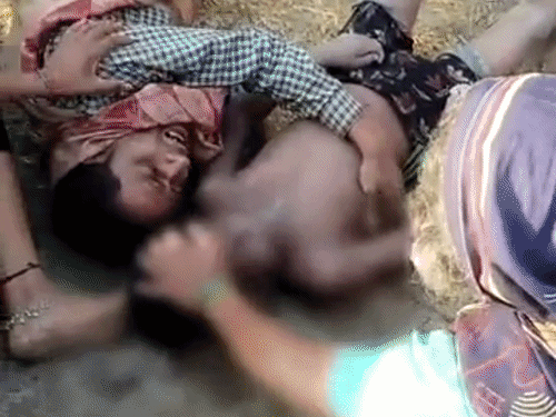बेटे के शव से लिपटकर रोया पिता, बोला-कहां चले गए:शाहजहांपुर में नहाने के लिए पुल से लगाई थी छलांग, जाल में फंसा शव