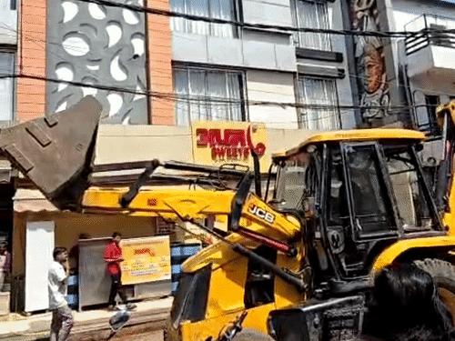 महाकाल-घाटी चौराहा मार्ग चौड़ा करने की तैयारी, 39 निर्माण हटेंगे:3 साल की कानूनी लड़ाई के बाद स्टे हटा;निगम की टीम पहुंची, 24 घंटे की मोहलत
